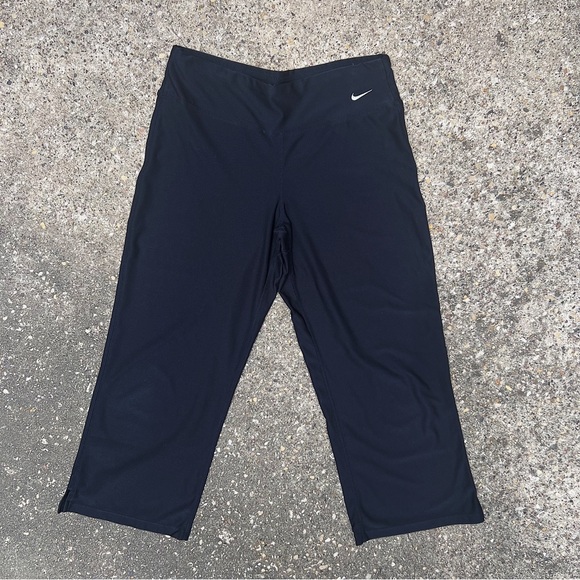 Nike Capri Leggings Black White Cropped Ankle Tights Yoga Gym Athleisure Small - Picture 3 of 8